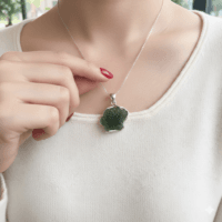 תליון מולדבייט מכסף 925 (Moldavite) – פצצת אטום של טרנספורמציה