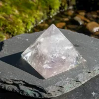 פירמידת קוורץ שקוף quartz