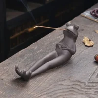 מחזיק קטורת “הצפרדע הרגועה” – קרמיקה סגולה עבודת יד