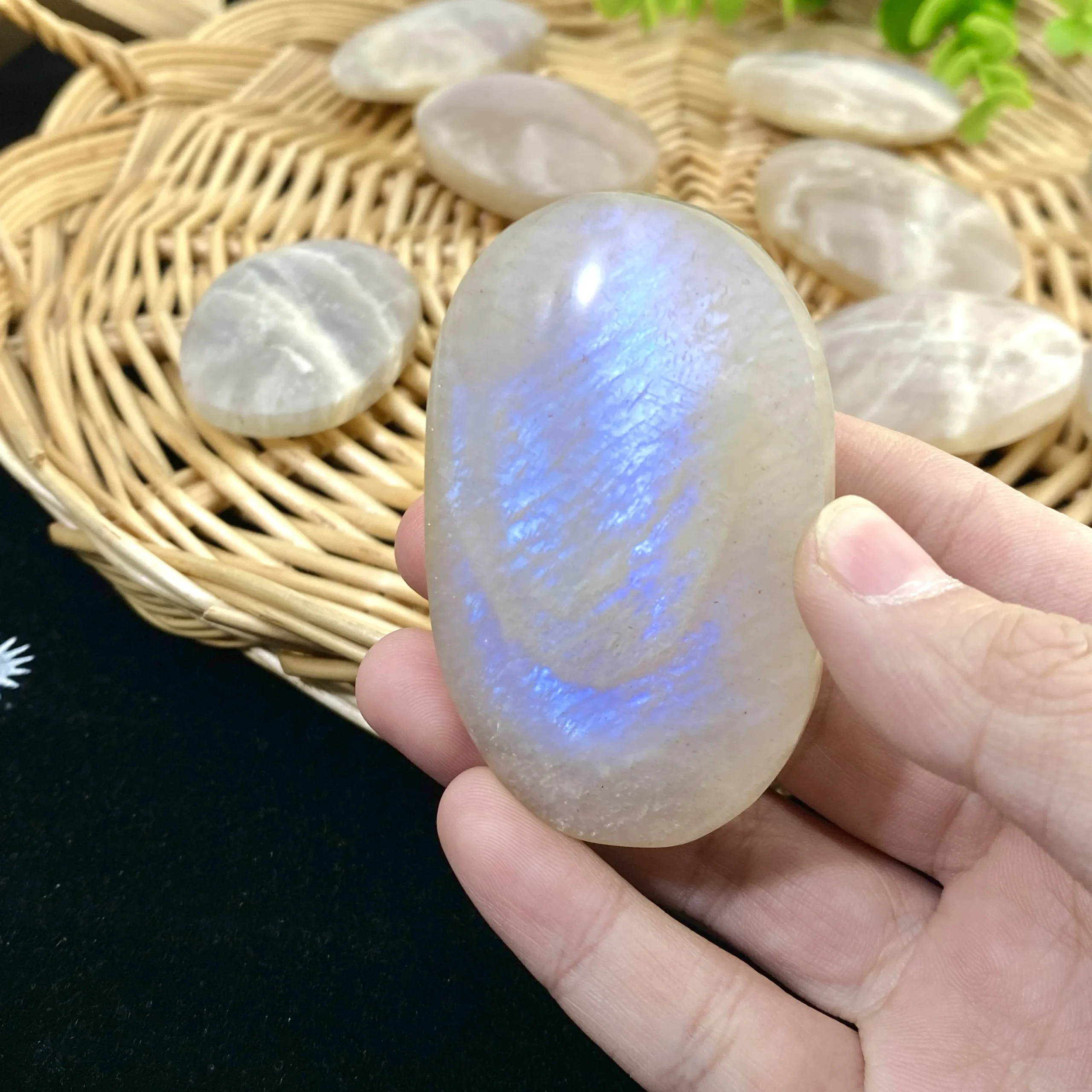 מונסטון (Moonstone) – אבן פגז לאינטואיציה ולשקט פנימי