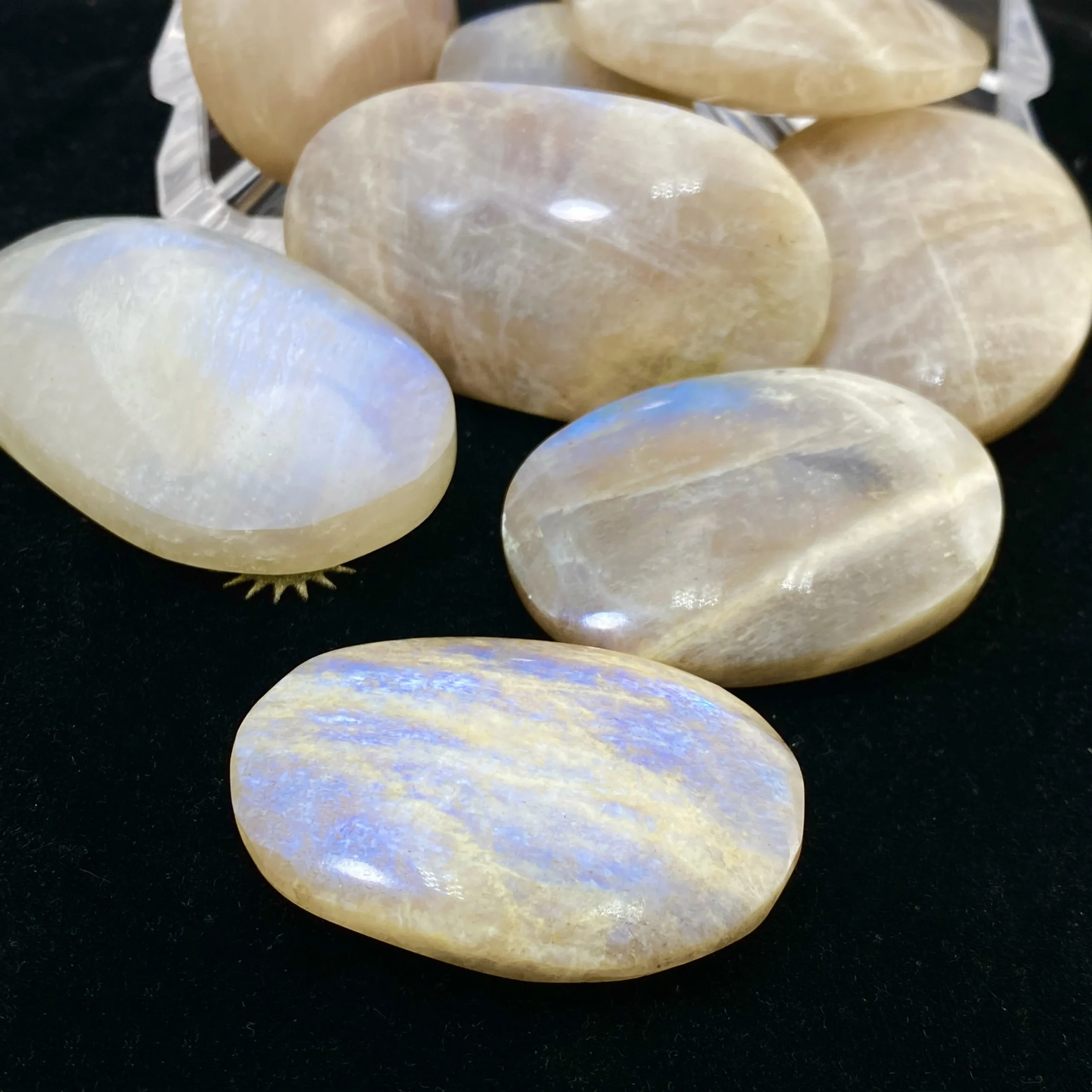 מונסטון (Moonstone) – אבן פגז לאינטואיציה ולשקט פנימי – תמונה 3